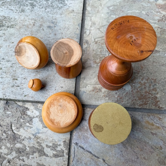 Primitive Hand Turned Wood Working Art Vases -Lidded-Mini-Cup-Bowl Vintage Lot. - Picture 8 of 10